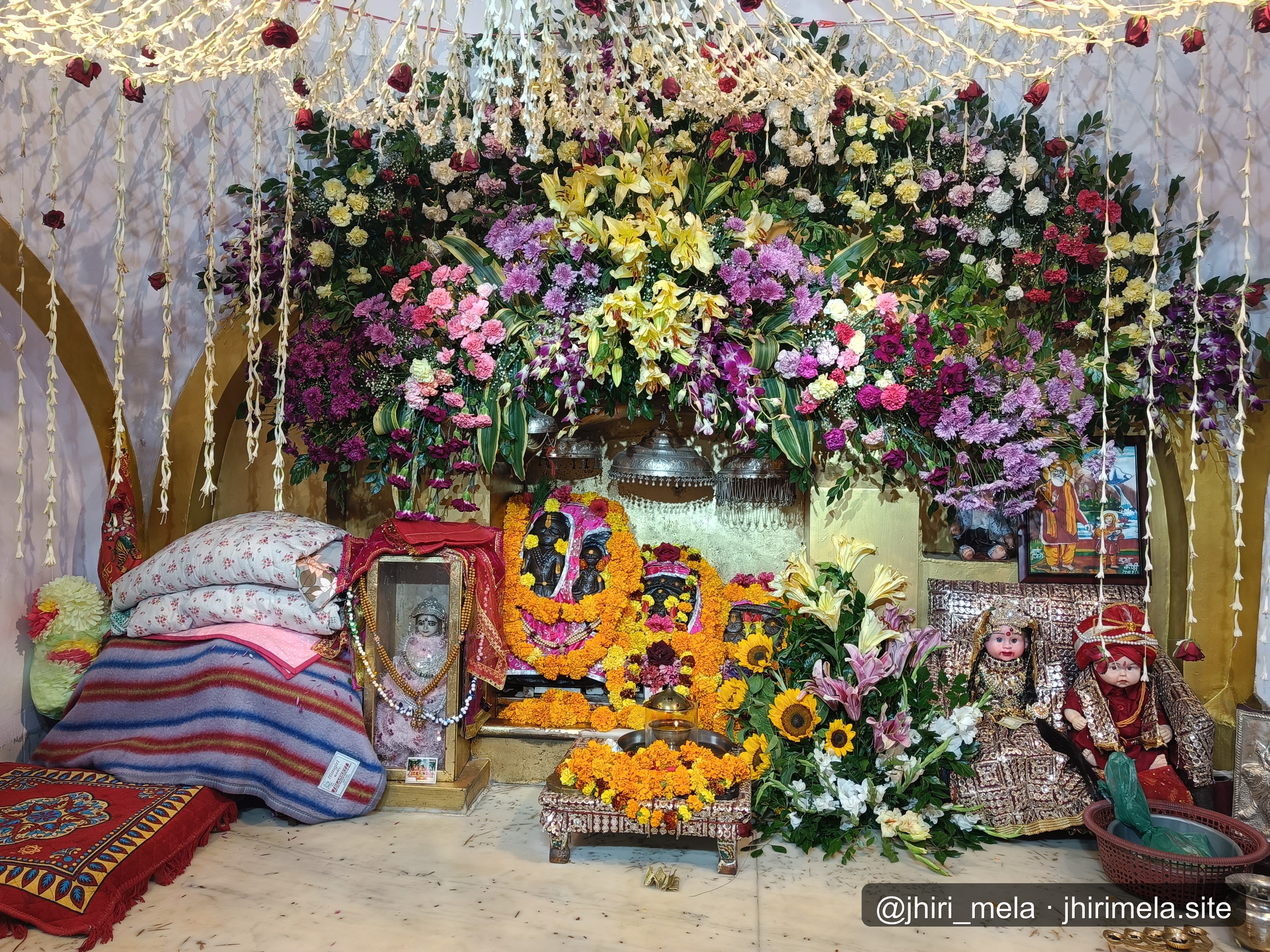 Divine Garlands & Swaroop Darshan of Baba Jitto Ji & Bua Kodi Ji — श्री बाबा जित्तो जी एवं दशम शक्ति बुआ कोड़ी जी के दिव्य युगल दर्शन | Garbhagriha, Jhiri Dham, Jammu